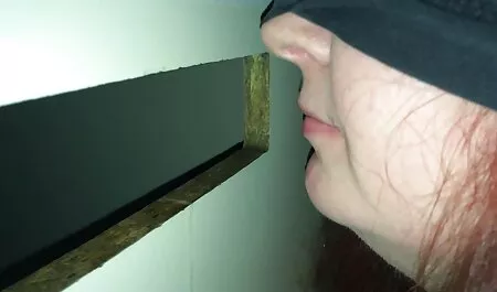 Dok se pripremao za ispite sa svojom djevojkom, đak je porno mom soon slučajno primijetio da su joj gaćice mokre i da su joj bradavice izdajnički natečene. Shvativši što odvraća učenika od razreda, izvukao je penis i zadovoljio svoju djevojku