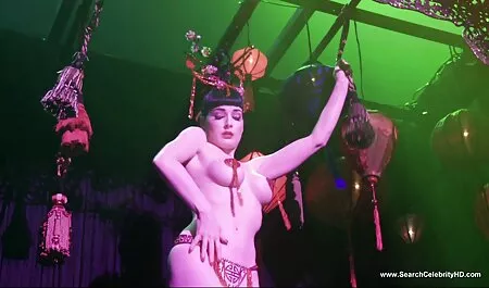 Vruća mlada, japanska drolja s vitkim, porno mom teach sex upijajućim likom, pušta u svoju neobrijanu pičku napeti dugi penis svog ljubavnika. Tip je povuče sprijeda i straga, ležeći na sofi