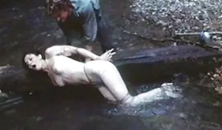 Gledao sam svog prgavog susjeda kako se pere u kupaonici, hladno se trzao, a zatim na internet procurio porno mom teach sex video s ovom kurvom.