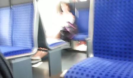 Prsata brineta dovezla je auto na popravak u garažu i pala u gomilu perverznjaka koji su je vezali, izvukla debele vibratore iz prašnjavih ormara i počela jebati ovu sočnu pilić u sve svoje rupe porno mom soon