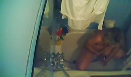 Seksi par, s velikom željom da započnu lijep seks, njihova se tijela spajaju u jedno, a oni željno jebaju jedno drugo. Pile sisa penis i momak liže joj prepone porno force mom s užitkom