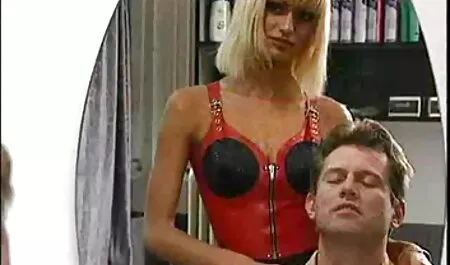 Kate Sambuca masturbira porno tube son macu u klubu pred gomilom muškaraca