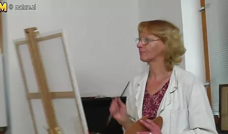 Čim se ovaj porno son and mom par pojavi u biljarnoj sobi, igra odmah prestaje i počinje trahrom