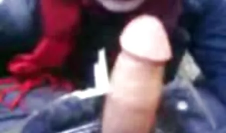 Ona stoji s karcinomom i jasno vidimo njezinu bijelu guzicu koja luta drhtavicom po penisu, djevojka jeca na svaki mom and son porno film pritisak, ovo joj počinje jebeno i brzo se grči i puni mu leđa spermom po cijelom