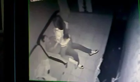 Prekrasna brineta porno son forced mom sisa i masturbira ogroman penis