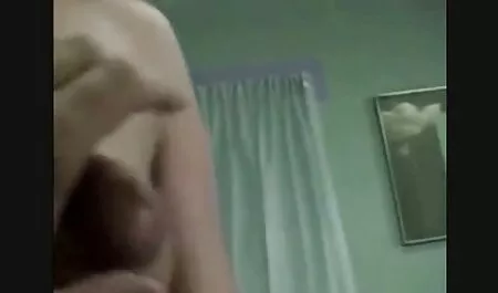 Gola crnja uključila se na web kameru video porno mom i prstom upirala kurac