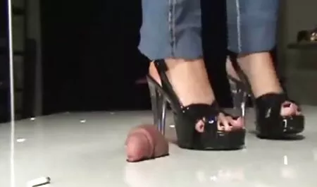 Mlada Azijka otrcajući lepršav penis svog jebača, okusi mom porno movie ga i sjedi na njemu sa svojom dlakavom pičkom