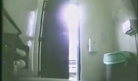Mlade djevojke ušle su porno force mom u pub i spremale se otići kad ih zaustavi lokalni momak, nakon što je popio djevojke, odnio ih je u mračni kutak i bacio kurac, jebao ih obje