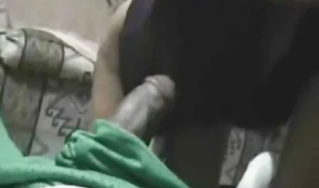 Kučka jebe porno mom xxxl svog ljubavnika, a biseksualac muž sisa kurac