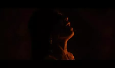 Kučka s prekrasnim porno force mom magarcem jaše na vrhu debelog kuraca