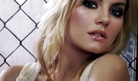 Vitka, pohotna ženka masturbira macu u blizini porno mom end son bazena