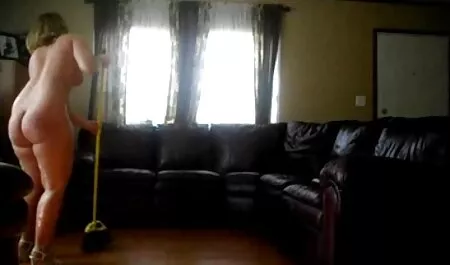 Bucmast crnac u ružičastom donjem porno son and mom rublju miluje crnu pičku
