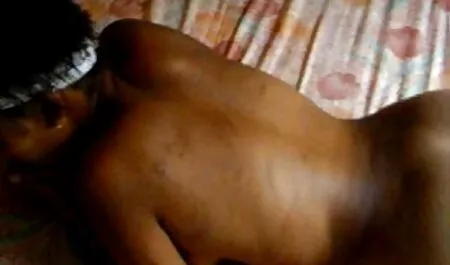 Stavljajući seksi plavušu na sve četiri, dva uzbuđena muškarca jebe je, jedno porno mom full movie duboko u ustima, drugo teško u analnom