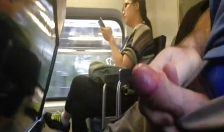 Ćelavi momak u naočarima gleda kako se pornofilm mom njezina prsata ljepotica jebe