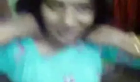 Lucy prvo masturbira, a zatim se jebe porno force mom