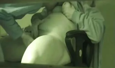 Seksi plavuša uvjerila je svoje mam und son porno prijatelje da se seksaju pred kamerama. Muž, milujejući se između nogu svoje žene, daje joj debeli penis da sisa, a zatim na rak i teško jebe svoju ženu, plavuša je oduševljena, film je bio uspješan