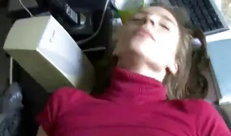 Chick je uključio web porno force mom kameru i nudi se kupcima