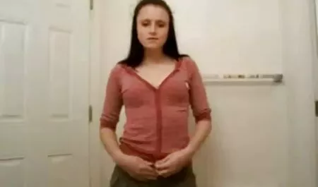 Izvukao je mom porno movie djevojke iz gaćica i nježno ušao u njenu pičku