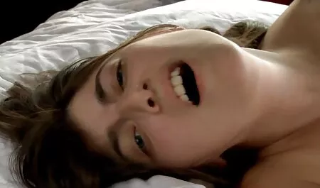 Djevojka je posebno obukla pantyhose bez gusseta kako bi pokazala svoje propušteno golo video porno mom prepone