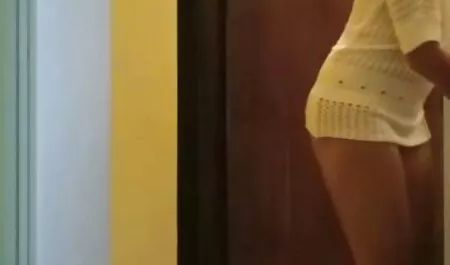 Tip je nagovorio svoju djevojčicu iz djetinjstva dugo vremena da se seksa, ona se napokon rastopila i pretvorila u nezasitno čudovište u krevetu video porno mom son