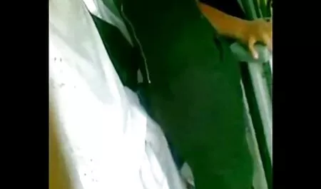 Djevojka s porno mom teach vrlo velikim i vrlo lijepim sisama preferira tvrdi seks i velike kvočke. Ne treba mu pristupiti s malim postupkom.