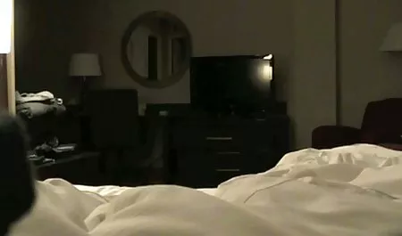 Lijepa plavuša zabavlja video porno mom se s momkom pred kamerom