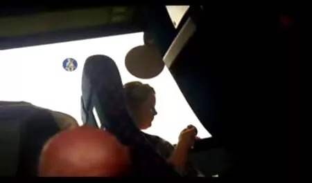 Vrlo uzbudljiva djevojka uzima momkov penis s vrućim vrućim usnama i daje mu svjež puhanje, porno mam hd dodirujući vrh jezika na penisu