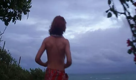 Brineta se penje stubama, upoznajući classic mom and son porno je s predivnim muškarcem sa stojećim kuracem koji samo želite uzeti u usta