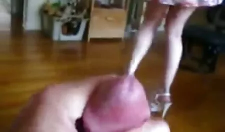 Djevojka svojoj prijateljici daje erotsku masažu, potpuno ju je skinula, mazala uljem i nježno masirala, obraćajući porno mam 2018 posebnu pozornost na erogene zone