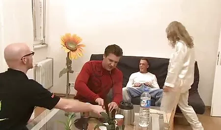 Mladi momak, pun duginskih snova, da rastrga mom son porno movies djevojku primamljivu djevicu, napokon ju je namamio na njegovu sofu, gdje se ispostavilo da je ova beba već dugo znala apsolutno sve o intimnosti i nemoćno ju je pokrila.