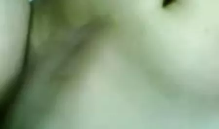 Dvije glupe plavuše nisu znale što raditi navečer i odlučile su zamoliti svog prijatelja da im masira. Tip je stigao i masirao obje djevojke, i masirao njihove pičke, vrlo uspješno mom 40 porno