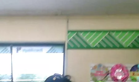 Tip želi svojoj djevojci pokloniti dar i kupi joj veliki dildo. Zamolio je pakirnicu da je šareno dizajnira, nije mislio da će djevojka sama odlučiti koristiti dar porno mom vr