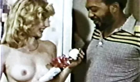 Kuja u kožnom odijelu vrti se oko porno tube son motke