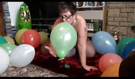 Kučka porno son and mom Sikasta igra se sa svojim čarima ispred web kamere