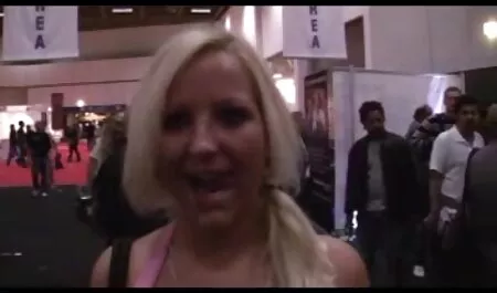 Slatka porno mom teach sex Charlize igra se s dildom