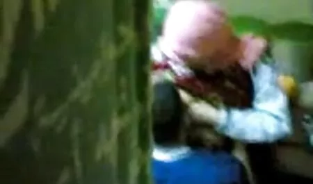 Kučka u bijelom donjem rublju masturbira njezinu pičku na porno son and mom kameri