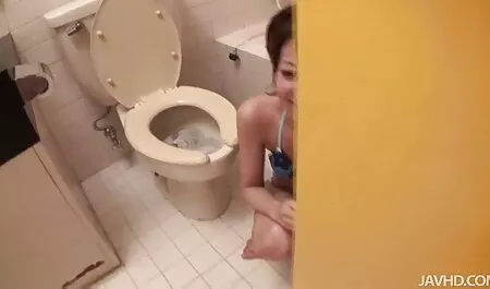 Zabrinuta plavuša ludo se bavi analnim seksom dok je porno force mom njezin suprug na poslu