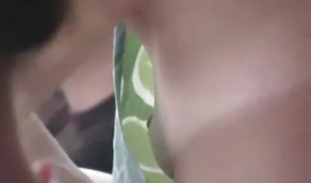 Mlada japanska djevojka zabavlja se na ljetnom odmoru porno mom and son in hotel