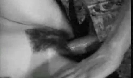 Mlada kuja sjedi u potoku i trlja klitoris 2. mom cinema porn dio