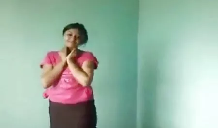 Njezina se maca danas želi porno force mom malo opustiti, ali to ne sprečava mladu drolju da pruži zadovoljstvo uzbuđenom seljaku
