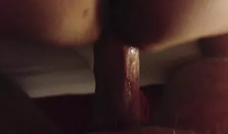 Muškarac je došao umoran s posla, a on čeka na krevetu, u seksi, donjem rublju, svoju lijepu ženu. Bez oklijevanja je spustio porno force mom hlače i brutalno jebao minusa u sve rupe