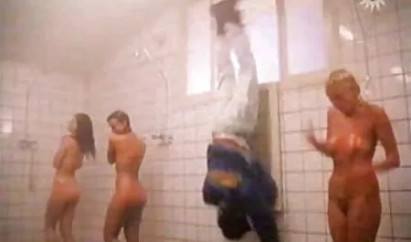 Vruća brineta masturbira na kauču ne sumnjajući da je mom 40 porno snimaju kamerom kroz izrez