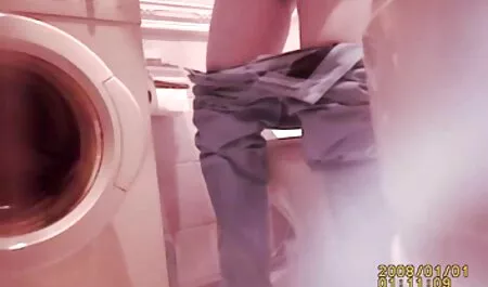 Dok plavuša sisa, brineta se već zajebava. Gangbang, samo u punom jeku, kad brineta odmah umetne dva člana u obje rupe i porno mom soon počne je imati