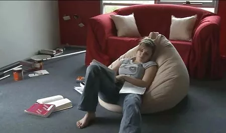 Lagano raširivši noge, mom porno movie mlada djevojka pokazuje svoju djevičansku pukotinu