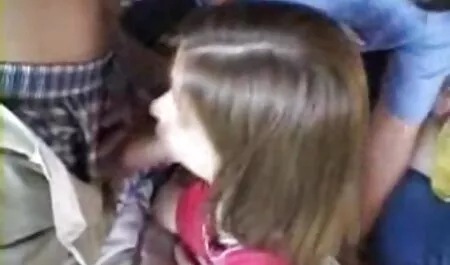 Prsata ljepotica Anna Bell čisti cijevi i zajebava se mom end soon porno s momkom