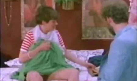 Prsata mom porno filmovi plavuša liže čizme svog gospodara